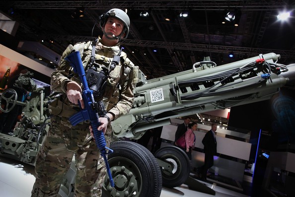 Một loại trọng pháo đang được trưng bày tại Defence and Security Exhibition.